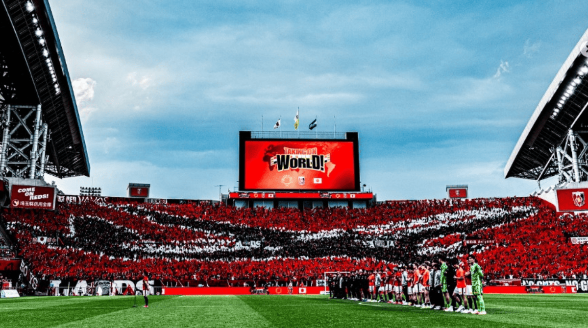 Estádio do Urawa Red Diamonds, com mosaico ao fundo