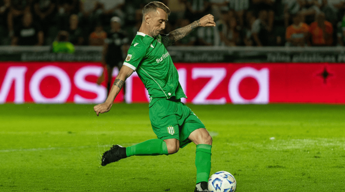 Jogador do Banfield chuta bola durante partida do Campeonato Argentino