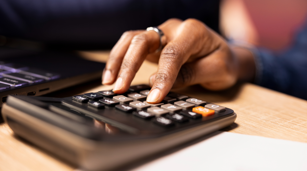 Mão usando calculadora