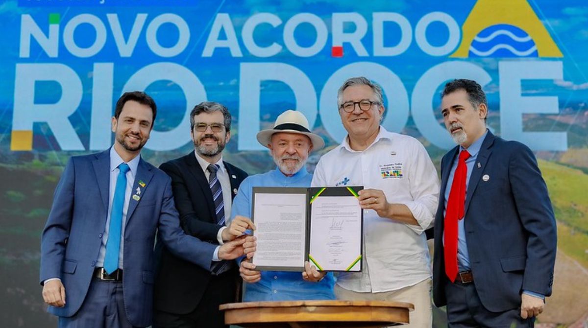 Lula durante cerimônia em Mariana