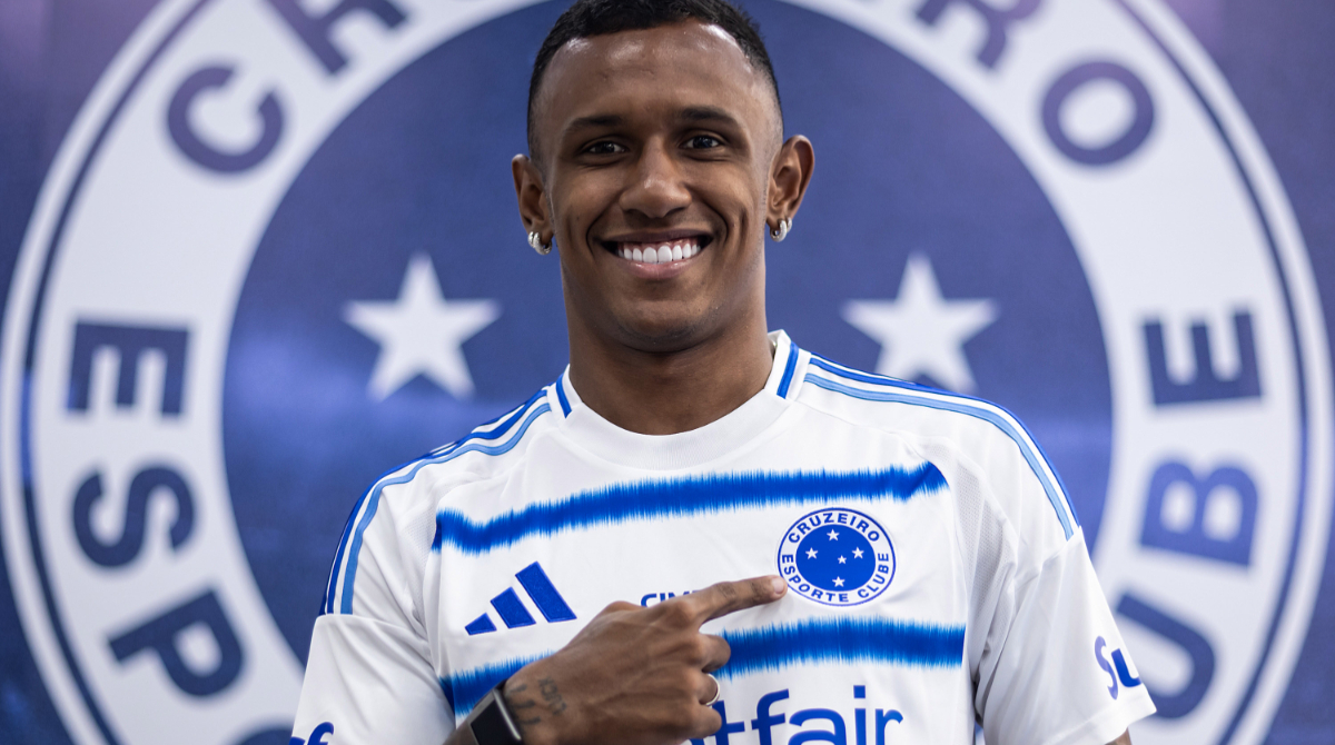 Marquinhos com camisa do cruzeiro