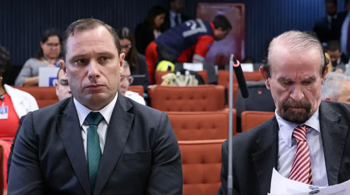 O tenente-coronel do Exército, Mauro Cid, e seu advogado de defesa