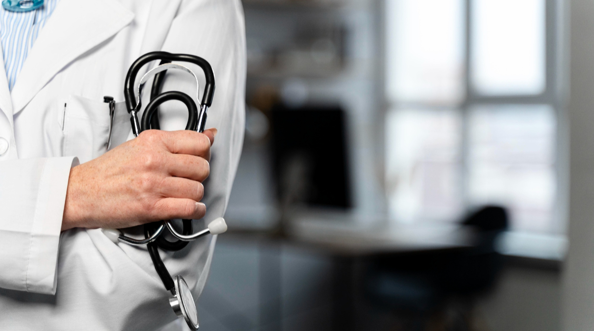 Médico segurando estetoscópio