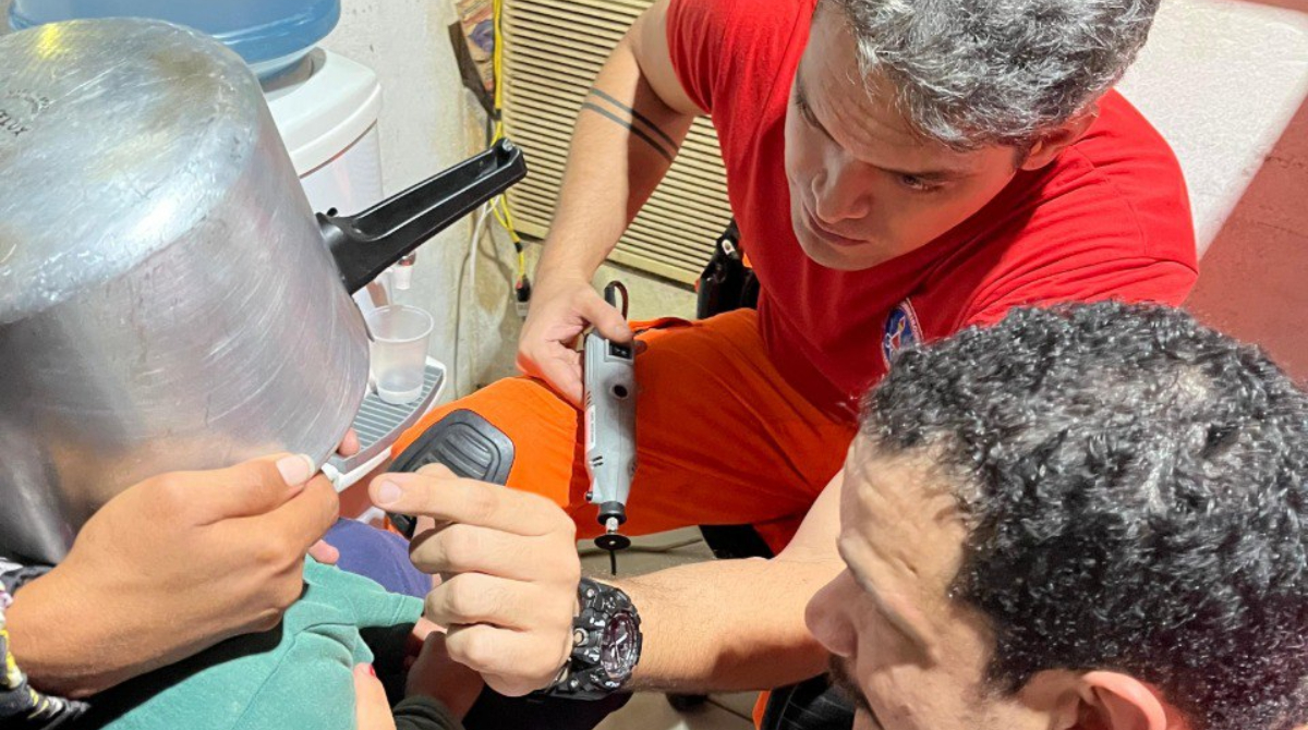 menino com panela na cabeça