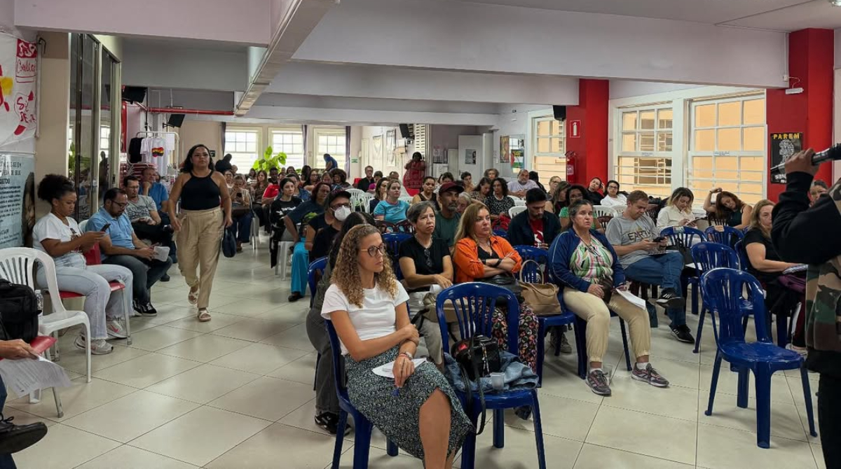 servidores da educação em reunião