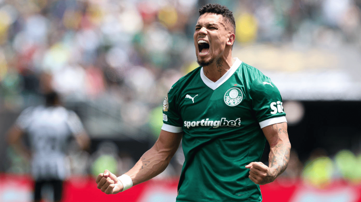 Paulinho comemora gol do Palmeiras no Mundial