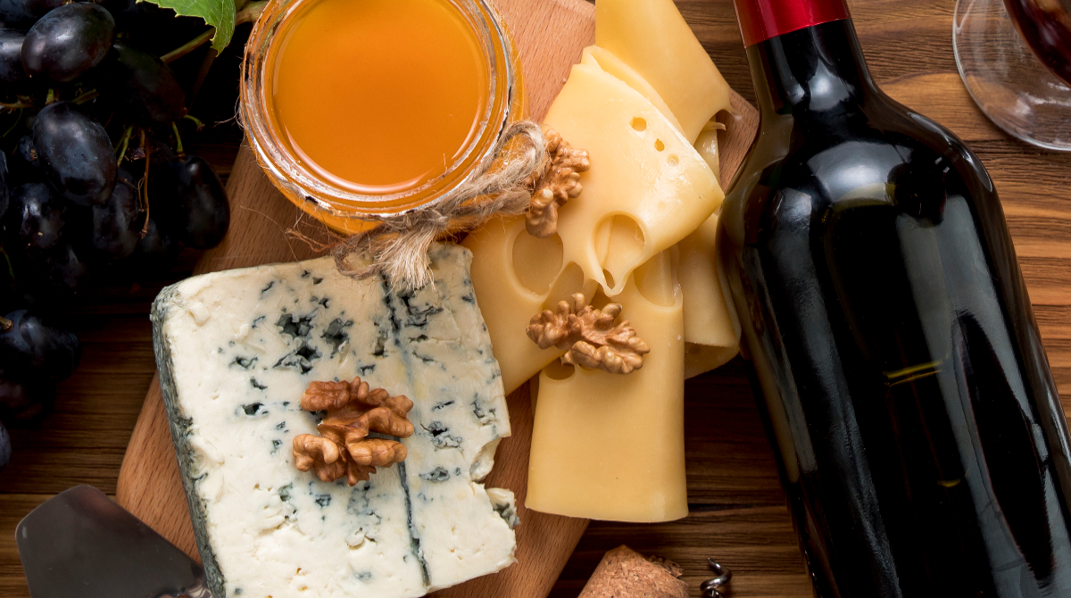 queijos e garrafa de vinho