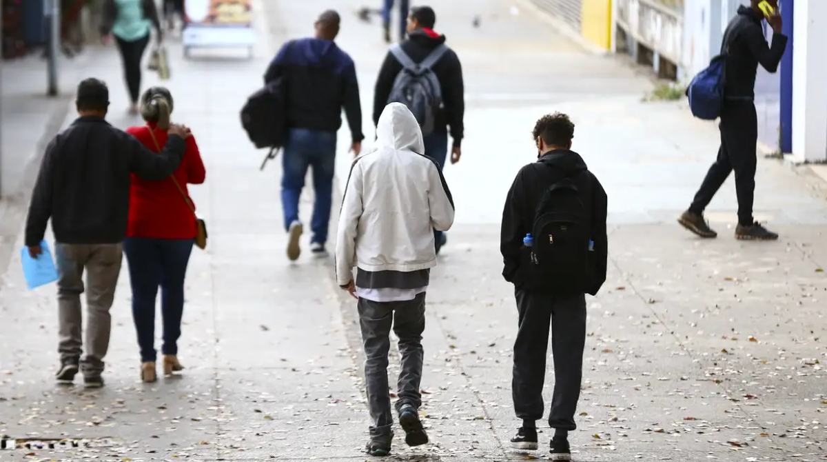 pessoas andando agasalhadas na rua