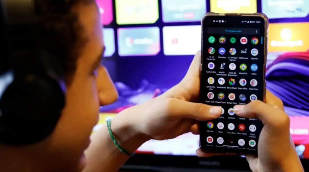 Usuário com smartphone nas mãos