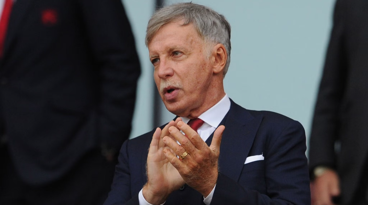 Stan Kroenke aplaude durante jogo do Arsenal