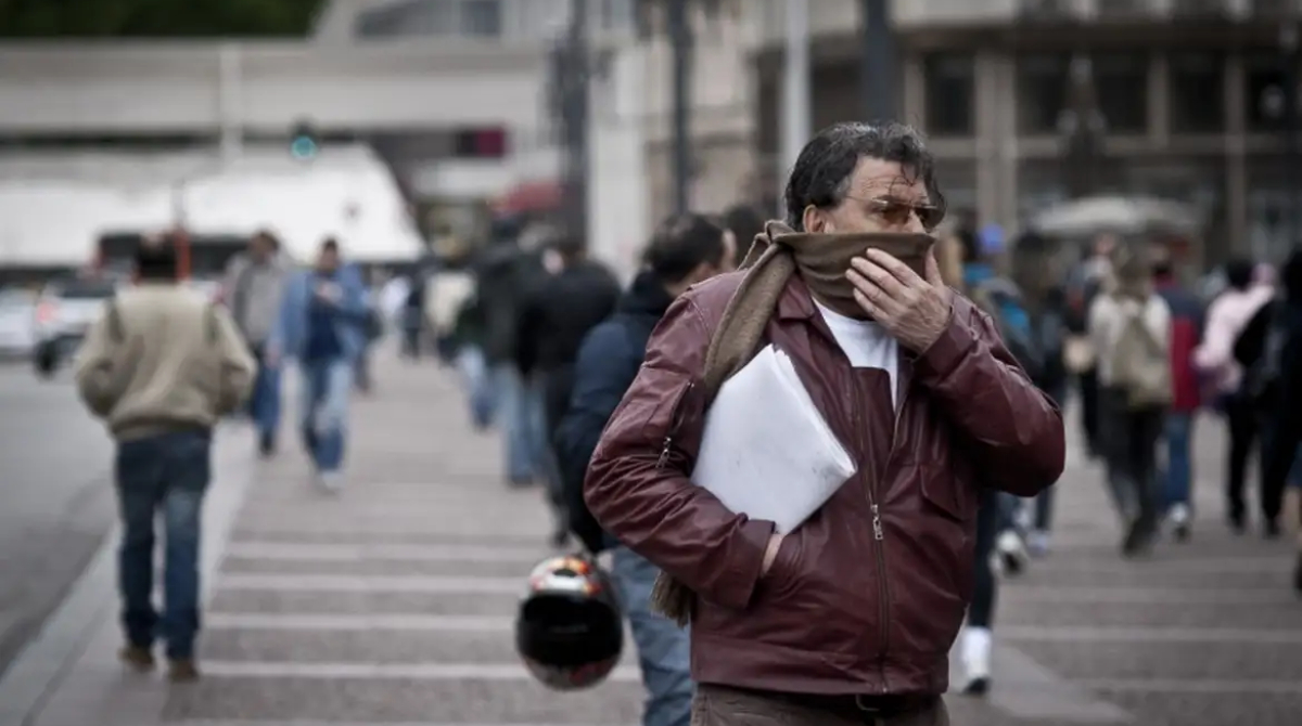 homem andando agasalhado na rua