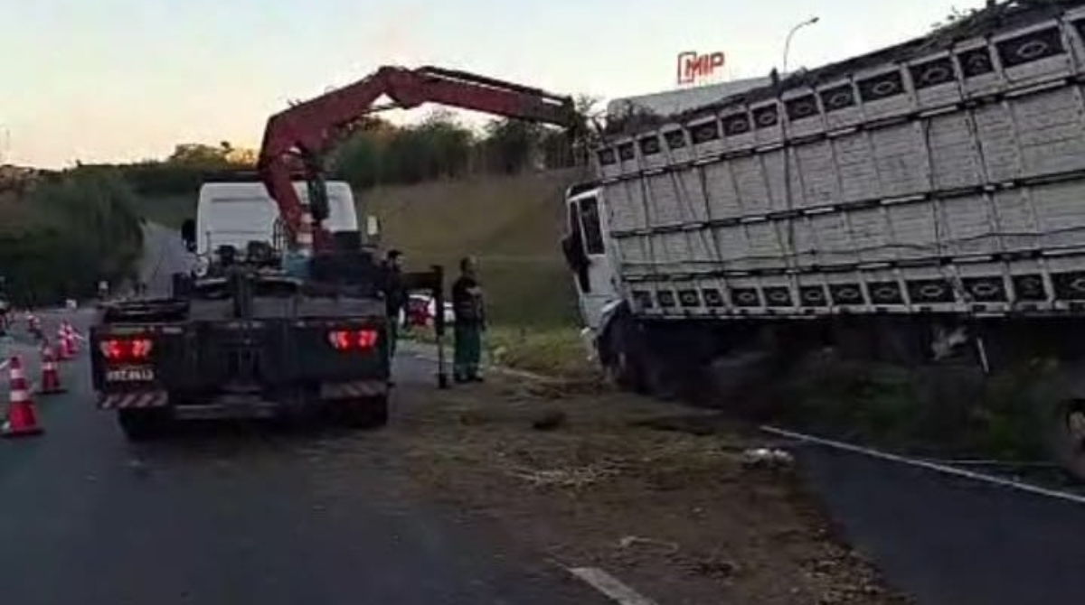 caminhão tombado no anel rodoviário