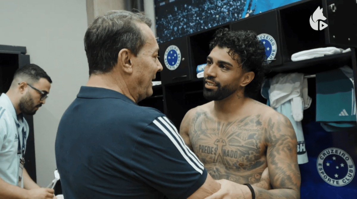 Pedrinho BH e Gabigol se abraçam após goleada do Cruzeiro sobre o Juventude
