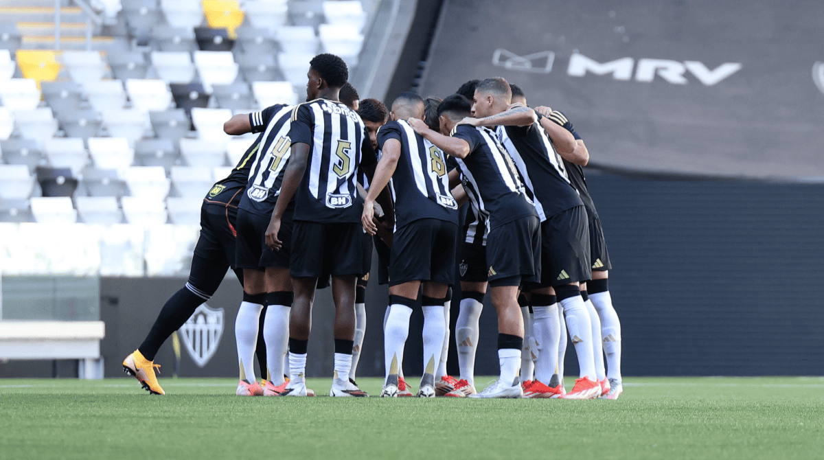 Atlético sub-20 durante jogo na Arena MRV