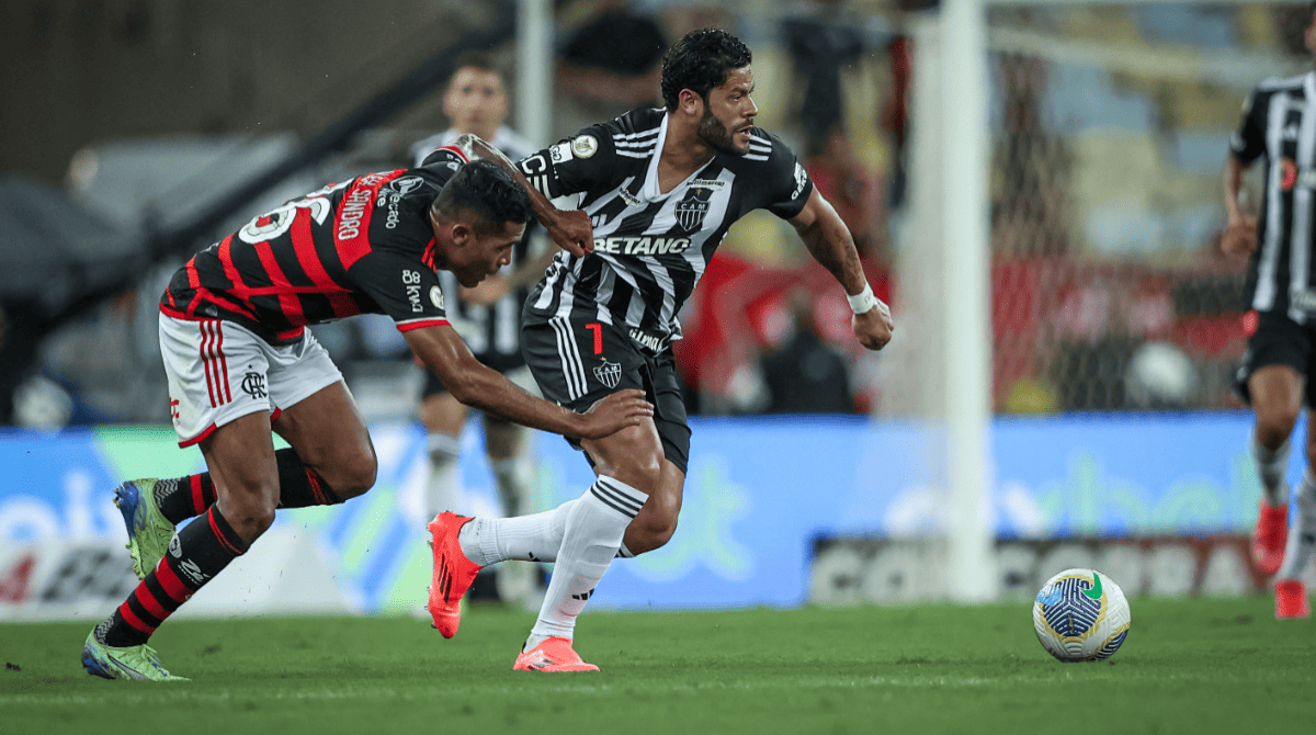 Hulk e Alex Sandro disputam bola durante partida entre Atlético e Flamengo
