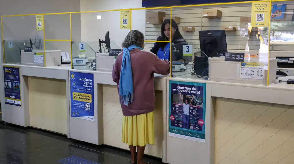 Idosa em agencia bancária