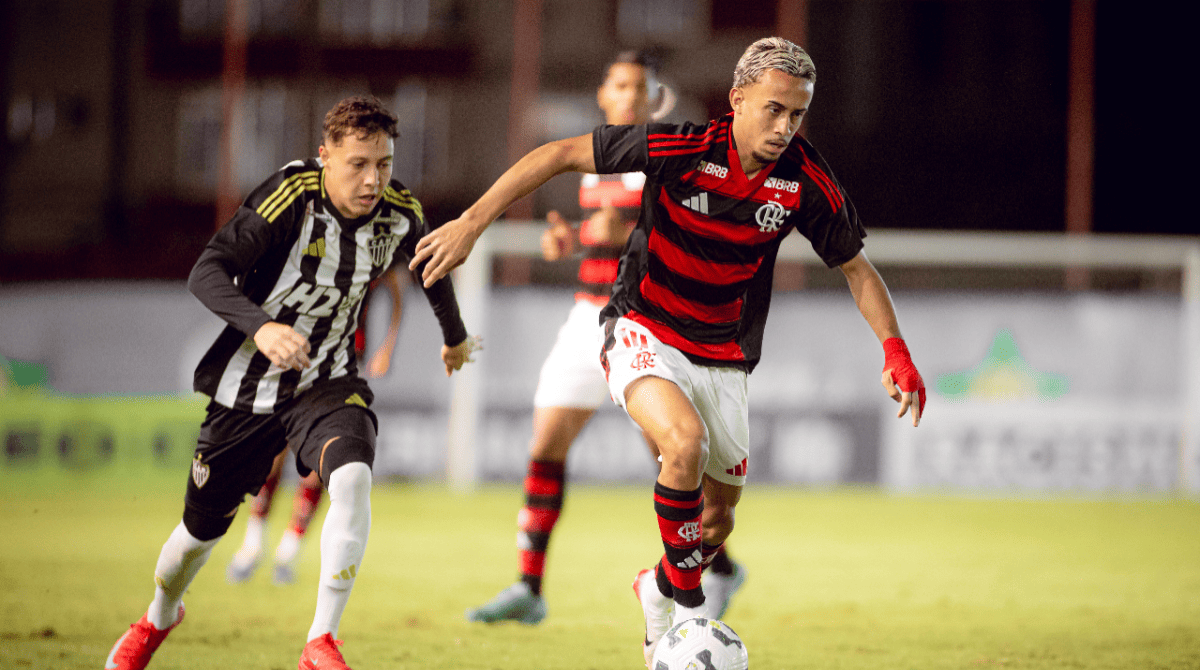 Matheus Gonçalves durante jogo do sub-20 pelo Flamengo
