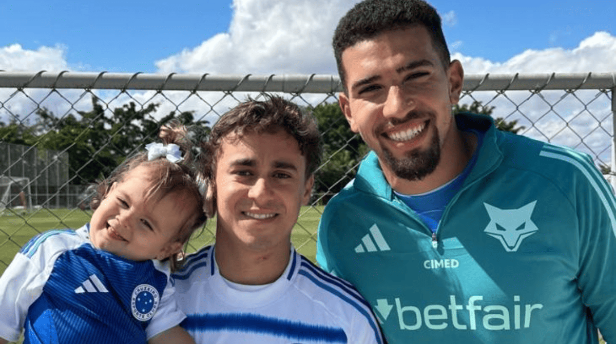 Nikolas Ferreira com sua filha e Léo Aragão na Toca da Raposa