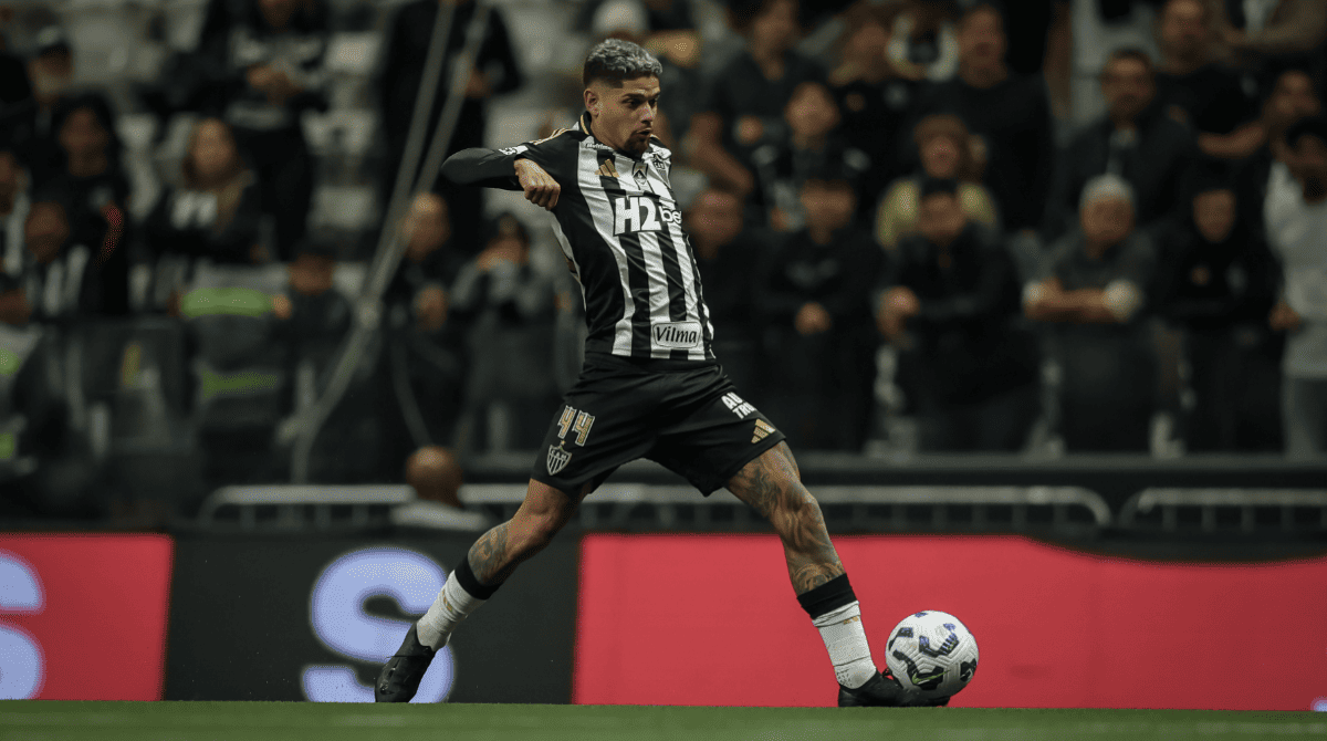 Rubens em ação na Arena MRV durante jogo do Atlético