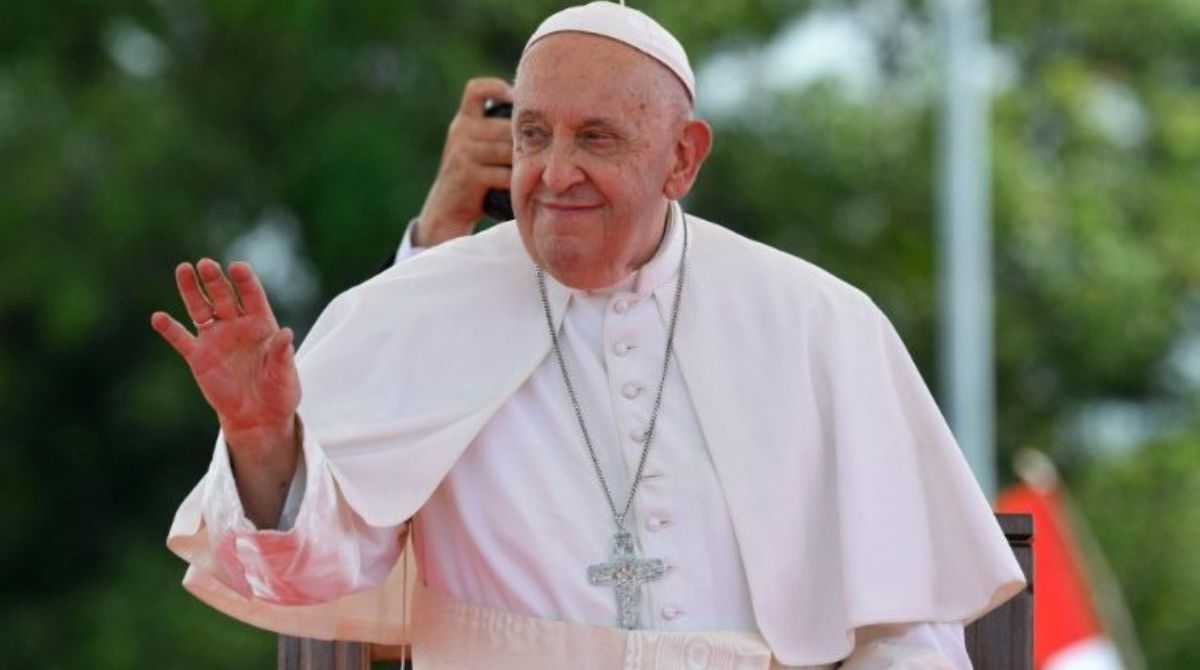 Papa Francisco acenando para o público