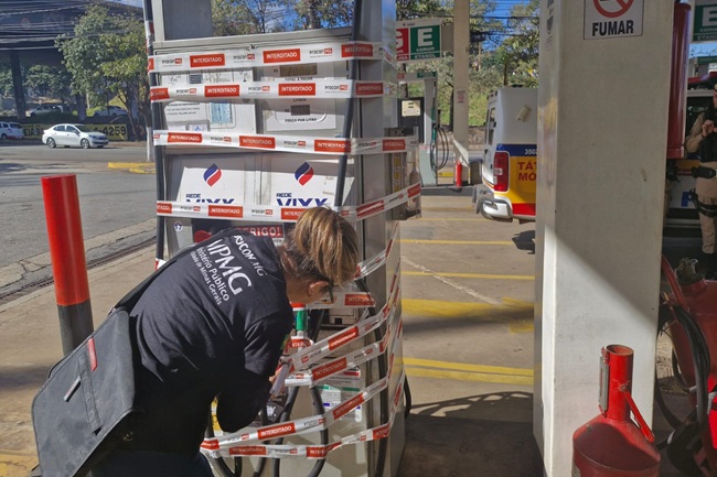 Fiscal do Procon-MG interdita bomba em um posto de combustível