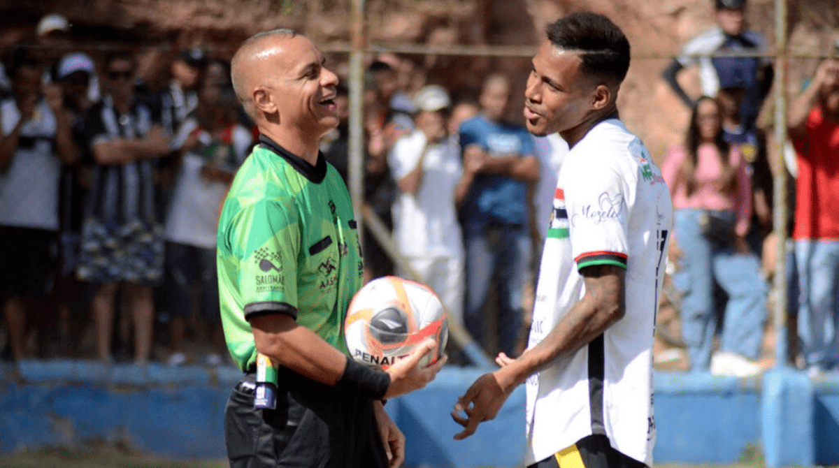 Wilton Pereira Sampaio apitando torneio no interior de SP