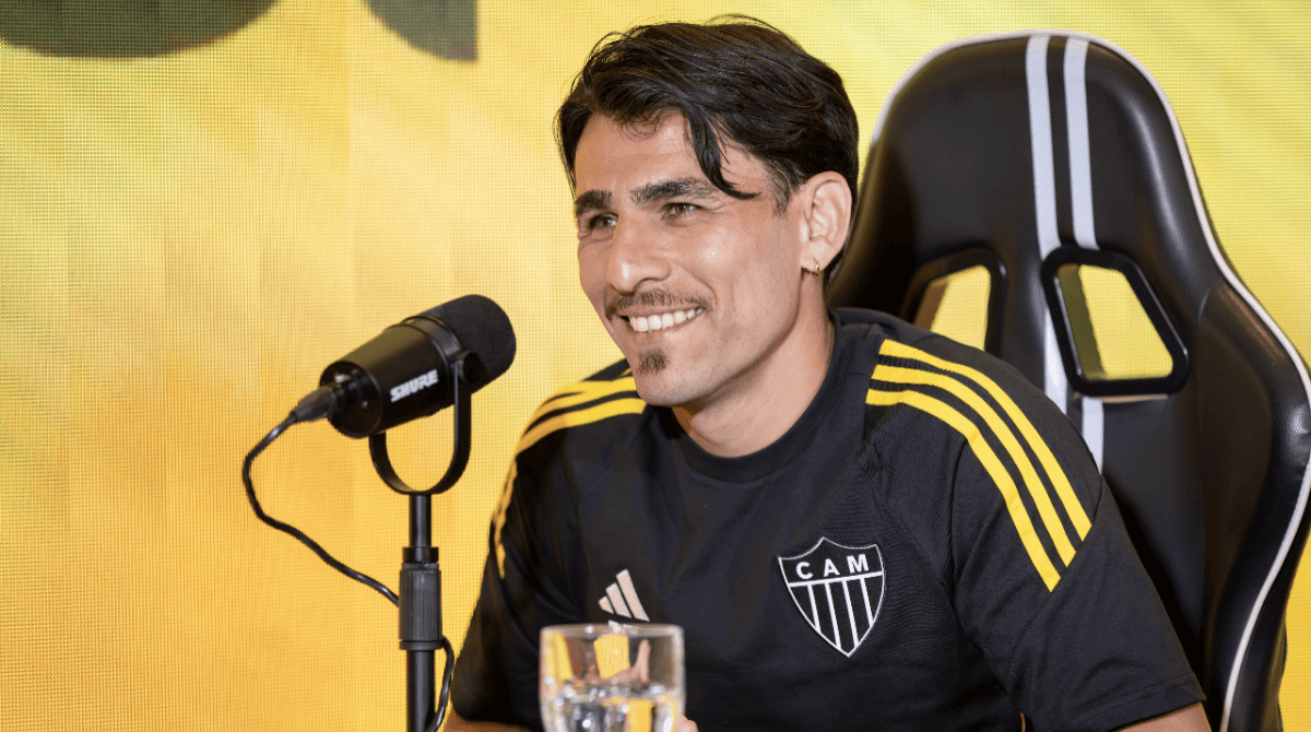 Junior Alonso sorrindo durante entrevista ao podcast do Atlético
