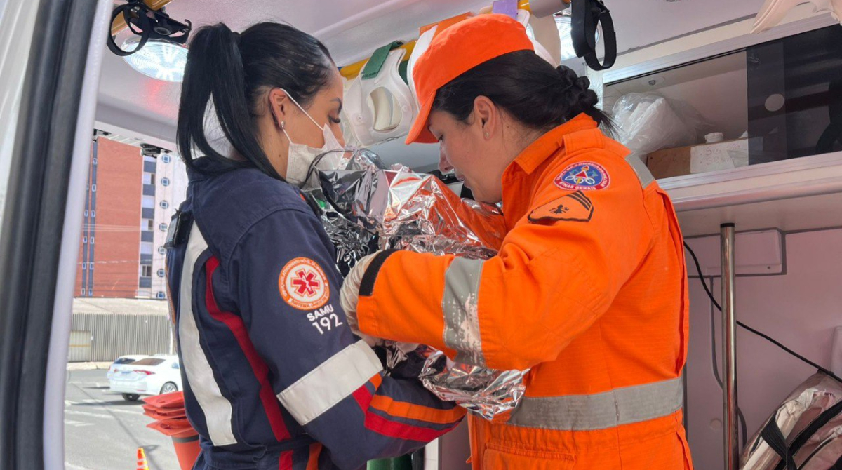 bombeiros segurando bebê
