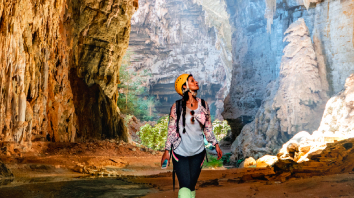 pessoa na caverna do peruaçu