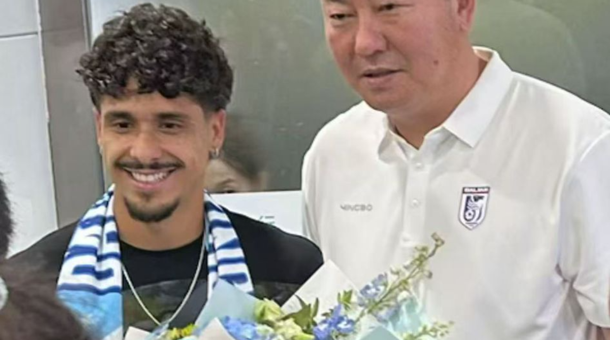 Daniel Penha posa ao lado de dirigente de clube chinês
