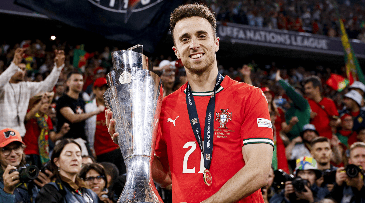 Diogo Jota com camisa de Portugal e segurando troféu
