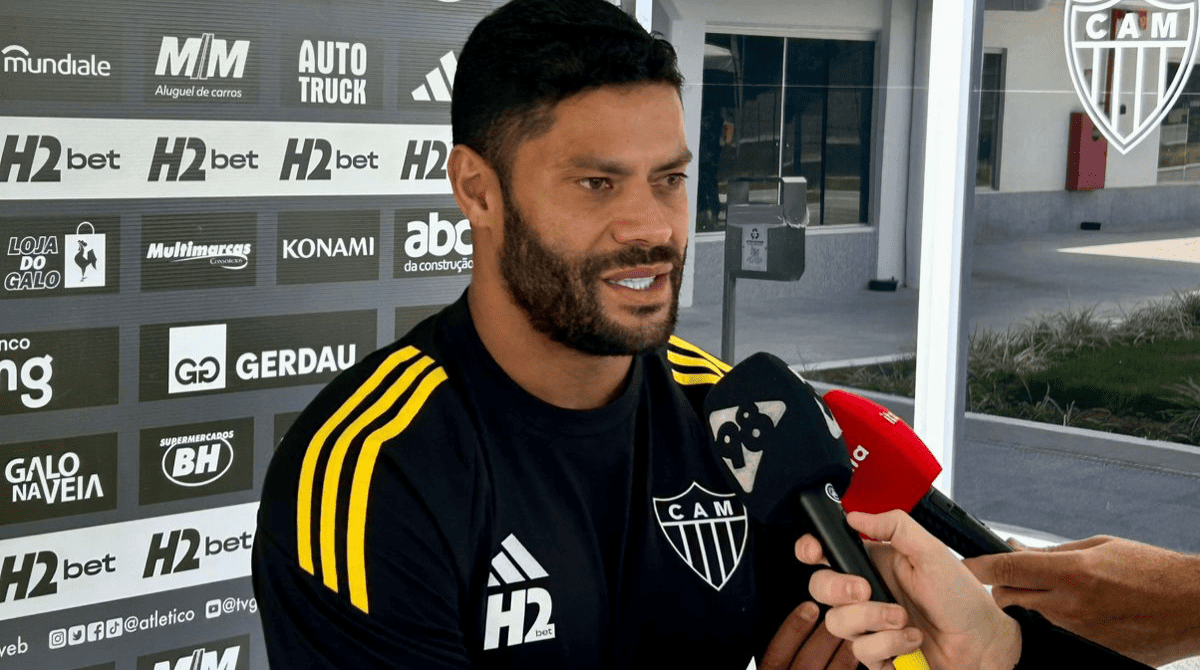 Hulk durante entrevista na Cidade do Galo