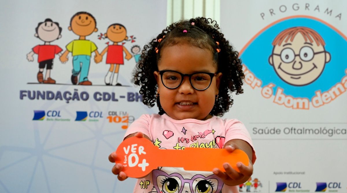 Menina usando óculos