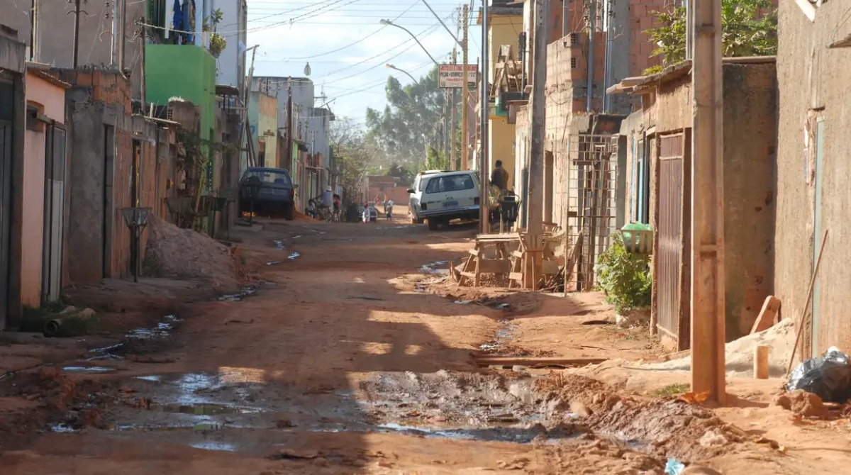 Rua sem calçamento e saneamento básico