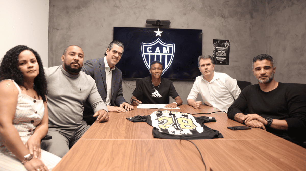Gabriel Veneno assina renovação com o Galo