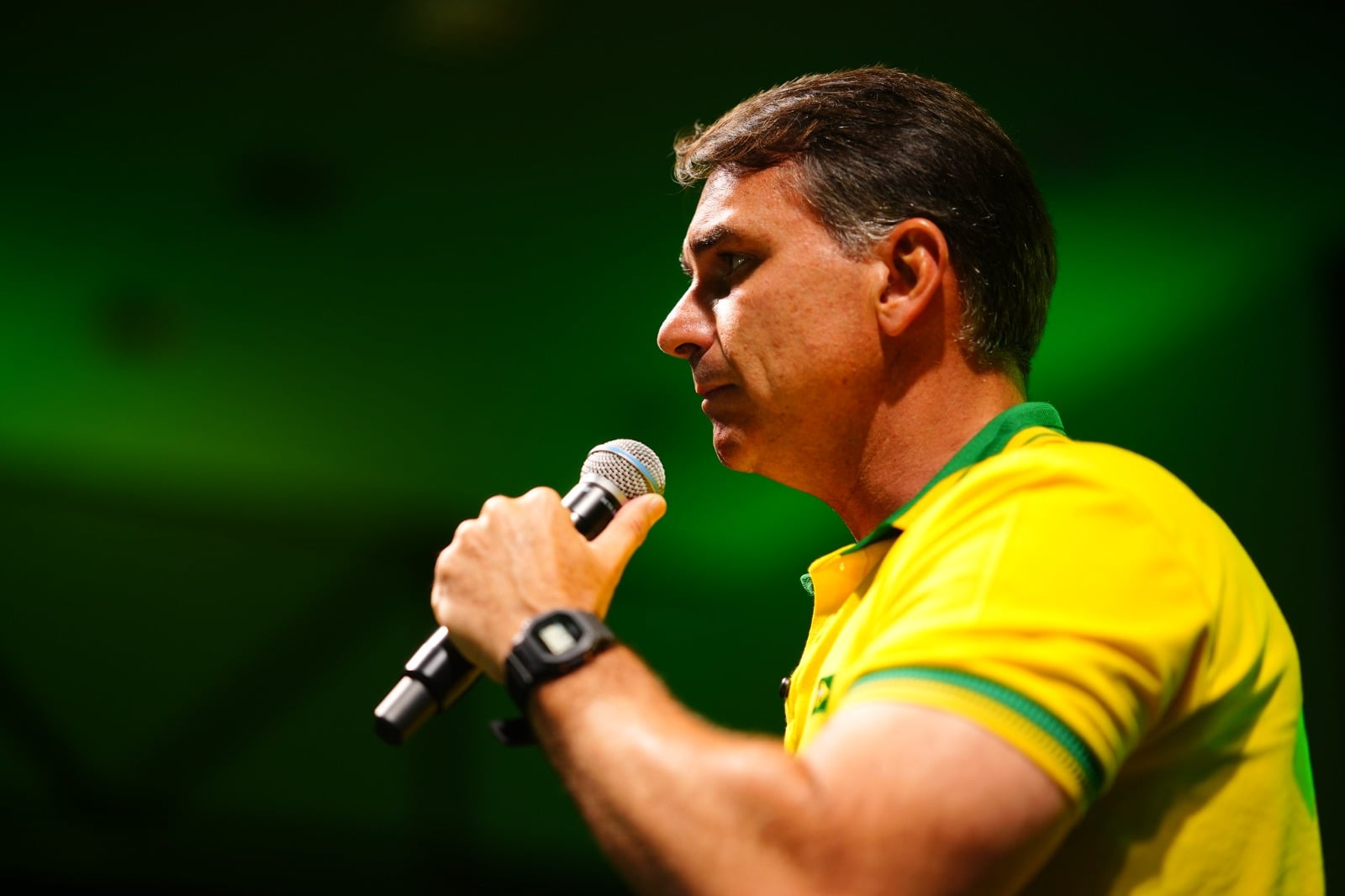 Flávio Bolsonaro defende apostas esportivas e critica cassinos online